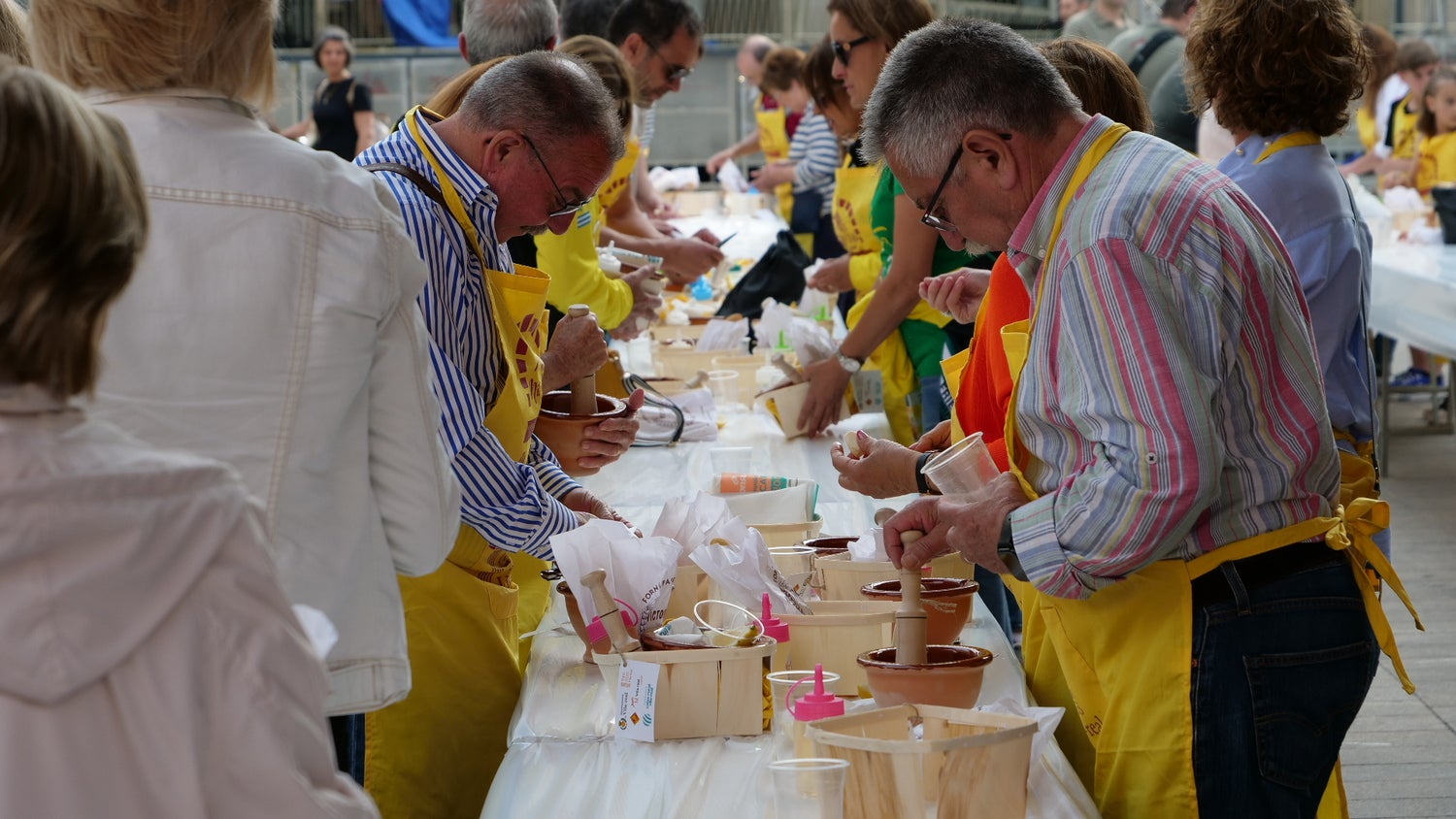 Vila-real vive hoy el dia de la Xulla con la entrega del primer 'Morter de l´Any' en el marco de la elaboración del 'all i oli' Vila-real vive hoy el dia de la Xulla con la entrega del primer 'Morter de l´Any' en el marco de la elaboración del 'all i oli'