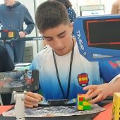Diego Rodríguez resolviendo un cubo de Rubik