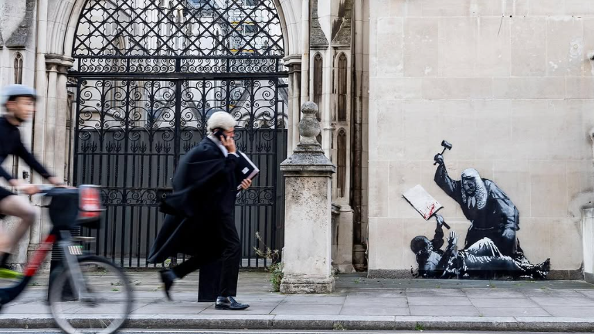 Banksy vuelve a impactar con una obra política en Londres tras detenciones masivas a activistas propalestinos Banksy vuelve a impactar con una obra política en Londres tras detenciones masivas a activistas propalestinos