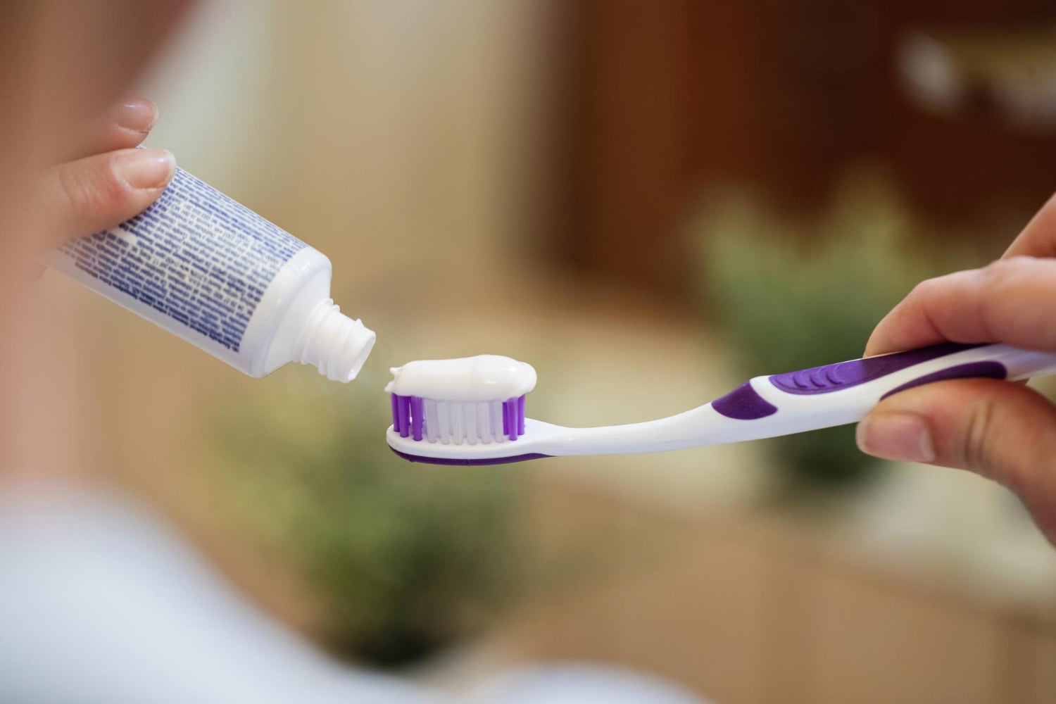 Una dentista explica la razón por la que debes lavarte los dientes antes de desayunar Una dentista explica la razón por la que debes lavarte los dientes antes de desayunar