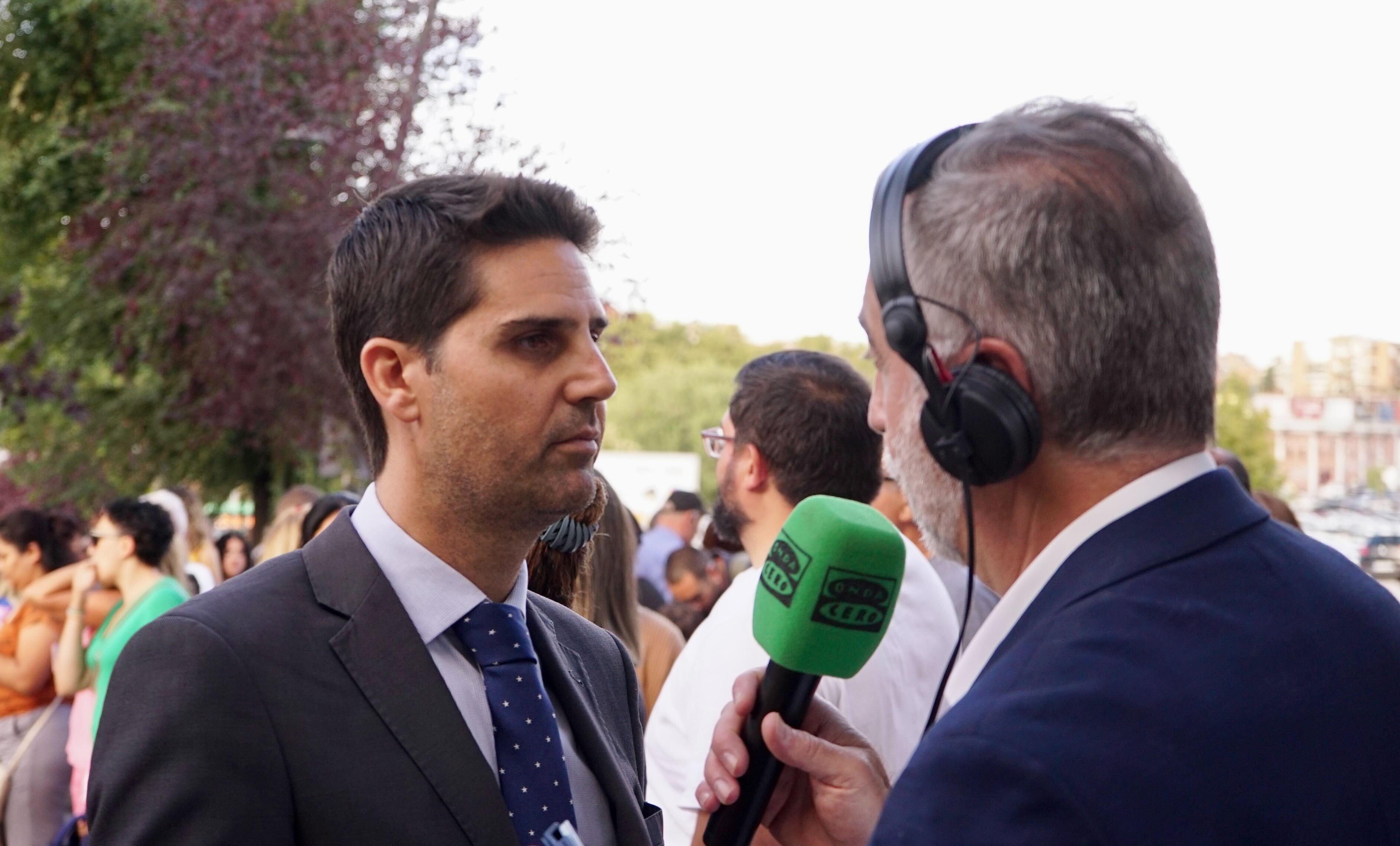 Consejero de Educación de la Comunidad de Madrid: "Lo mejor son los libros, el papel y el boli, lo tengo claro" Consejero de Educación de la Comunidad de Madrid: "Lo mejor son los libros, el papel y el boli, lo tengo claro"