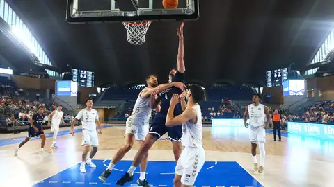 8-9-2025 Una jugada del primer partido del Alimerka Oviedo Baloncetso en el nuevo palacio de los deportes 8-9-2025 Una jugada del primer partido del Alimerka Oviedo Baloncetso en el nuevo palacio de los deportes
