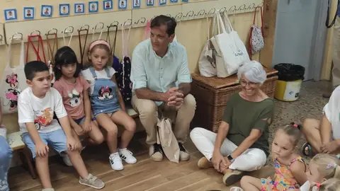 Alfons Domínguez y Virtuts Piera en un colegio de Alzira Alfons Domínguez y Virtuts Piera en un colegio de Alzira