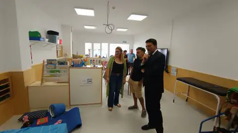 El alcalde de Alicante, junto a la concejala de educación, en la visita al CEE Santo Ángel de la Guarda El alcalde de Alicante, junto a la concejala de educación, en la visita al CEE Santo Ángel de la Guarda