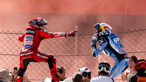 Álex Márquez: "Es una victoria muy especial después de la caída del sábado y los últimos resultados" Álex Márquez: "Es una victoria muy especial después de la caída del sábado y los últimos resultados"