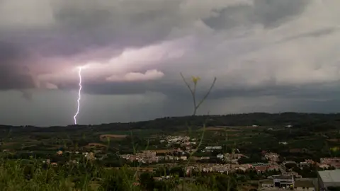 La AEMET activa el aviso rojo por lluvias torrenciales de hasta 90 litros/hora