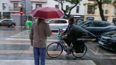Varias personas en un día de lluvia. Varias personas en un día de lluvia.