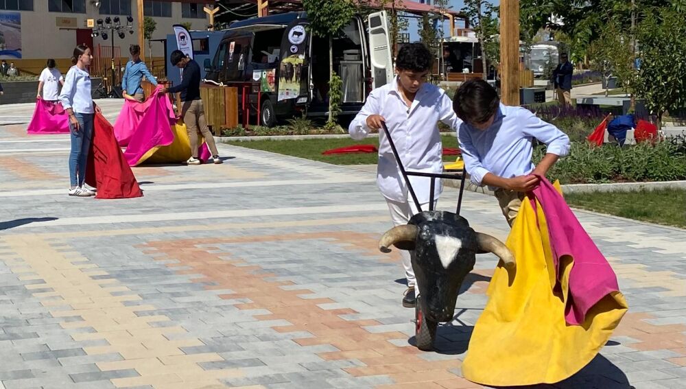 Niños toreando en el espacio recién inaugurado