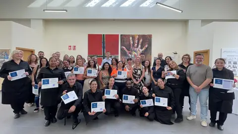 Los participantes en este programa junto a sus diplomas Los participantes en este programa junto a sus diplomas