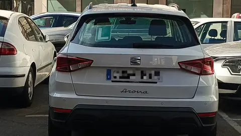 Autoescuelas de la comarca del Henares demandan cinco examinadores para el centro de exámenes de la Dirección General de Tráfico en Alcalá de Henares Vehículo de un conductor novel