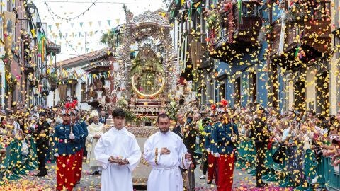 Imagen de la Virgen de El Pino en el transcurso de los actos liturgicos de la Festividad de El Pino en el municipio de Teror, Gran Canaria 