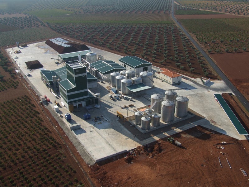 Dos trabajadores de 50 y 32 años sufrían una intoxicación en los depósitos de vino en la cooperativa Viñaoliva de Almendralejo Dos trabajadores de 50 y 32 años sufrían una intoxicación en los depósitos de vino en la cooperativa Viñaoliva de Almendralejo