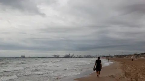 Una persona aguarda en la playa de la Patacona durante este martes. Una persona aguarda en la playa de la Patacona durante este martes.