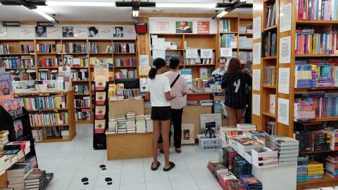 Son muchas las personas que acuden a comprar material y libros en Hip&eacute;rbole
