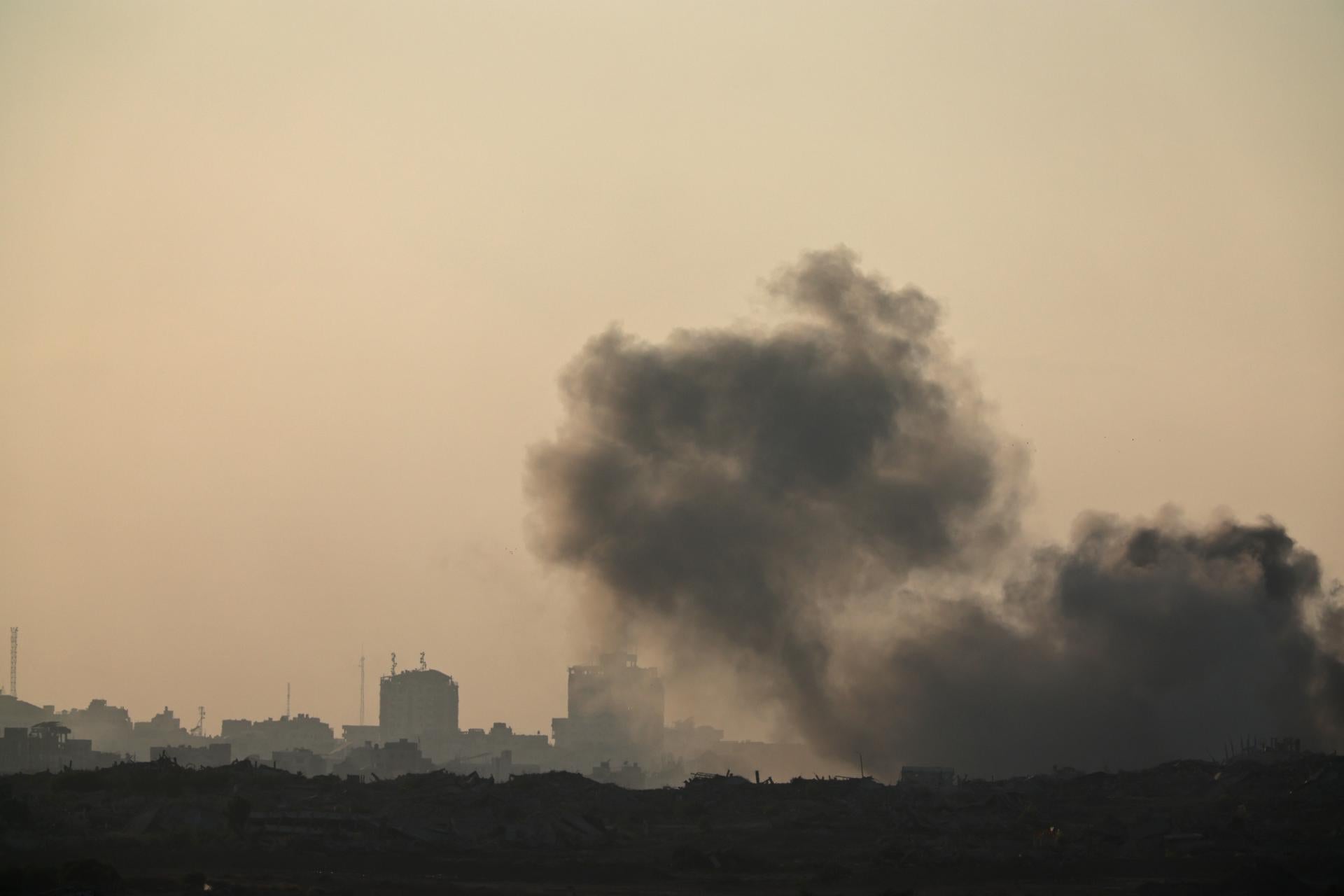 El ejército israelí ordena evacuar Gaza "por su seguridad" antes de un nuevo ataque "con gran fuerza" El ejército israelí ordena evacuar Gaza "por su seguridad" antes de un nuevo ataque "con gran fuerza"