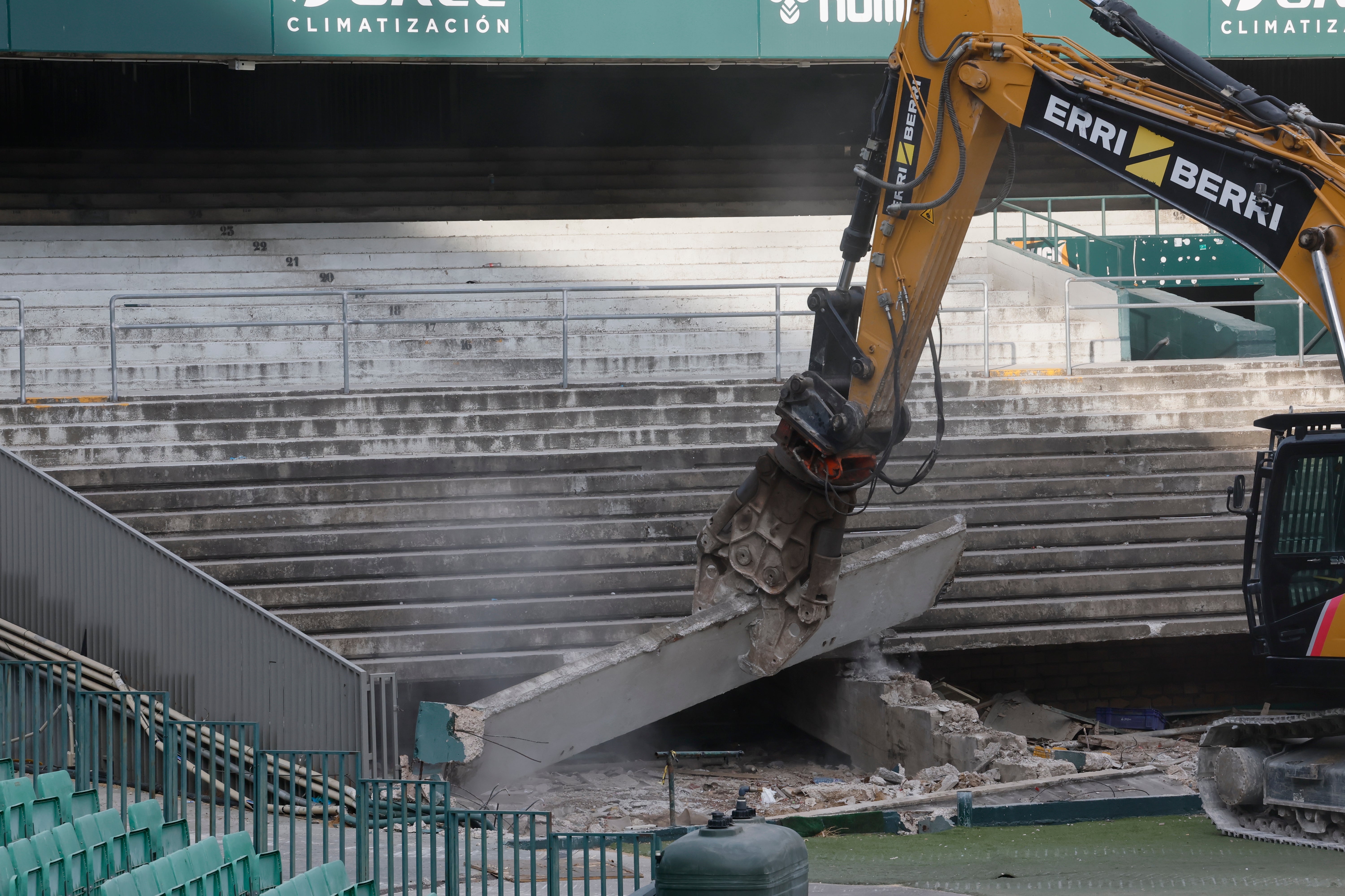 Comienza la demolición de la grada de Preferencia del Villamarín Comienza la demolición de la grada de Preferencia del Villamarín