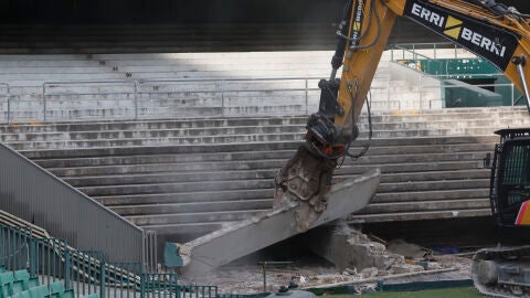Inicio de la demolici&oacute;n de la grada preferente Benito Villamar&iacute;n.