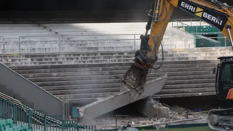 Inicio de la demolición de la grada preferente Benito Villamarín. Inicio de la demolición de la grada preferente Benito Villamarín.
