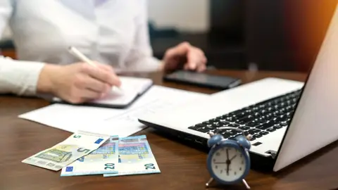 Una persona realizando gestiones financieras. Imagen de archivo Una persona realizando gestiones financieras. Imagen de archivo