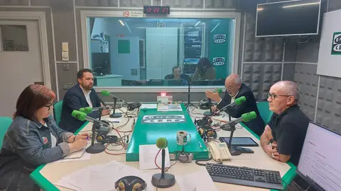 El gobierno local asegura que sigue trabajando para mejorar el transporte público e insta a la "responsabilidad" de PP y no adscritos para que el concello pague los servicios a empresas pendientes de cobro El gobierno local asegura que sigue trabajando para mejorar el transporte público e insta a la "responsabilidad" de PP y no adscritos para que el concello pague los servicios a empresas pendientes de cobro