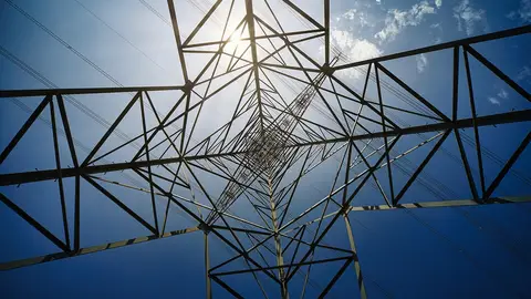 Cinco meses después del apagón las eléctricas alertan de una red saturada que pone en jaque grandes inversiones