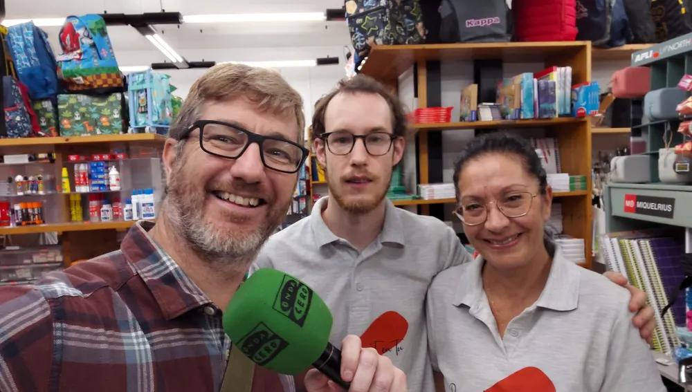 Hoy nos hemos cogido el micrófono verde para charlar con Pablo y Paquita de Hipérbole Hoy nos hemos cogido el micrófono verde para charlar con Pablo y Paquita de Hipérbole