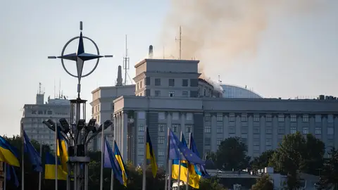 Una columna de humo sobre el edificio del gabinete de ministros de Ucrania, después de ser atacado por Rusia Una columna de humo sobre el edificio del gabinete de ministros de Ucrania, después de ser atacado por Rusia
