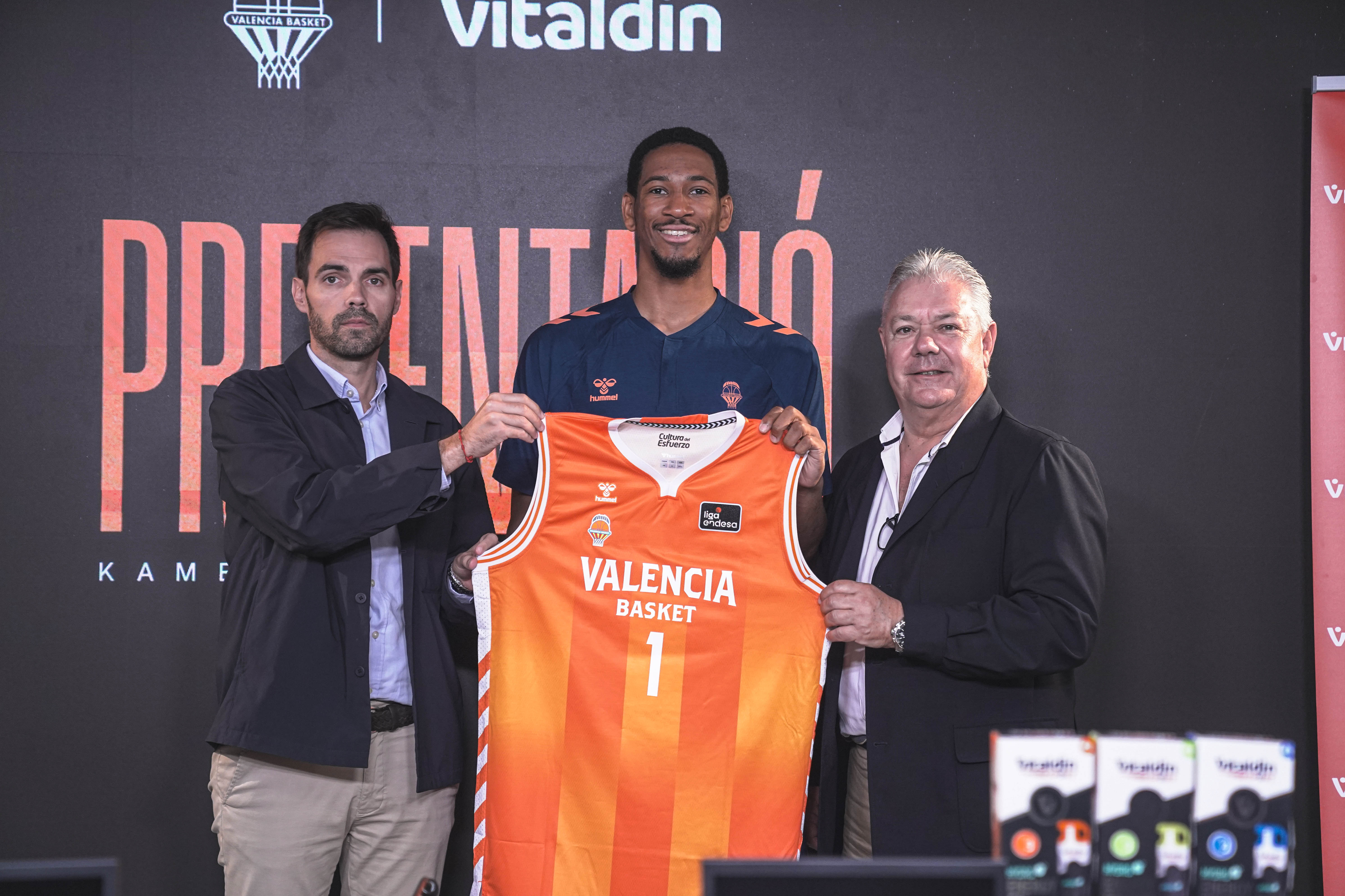 Kameron Taylor, presentado en el Roig Arena de la mano de Vitaldin Kameron Taylor, presentado en el Roig Arena de la mano de Vitaldin
