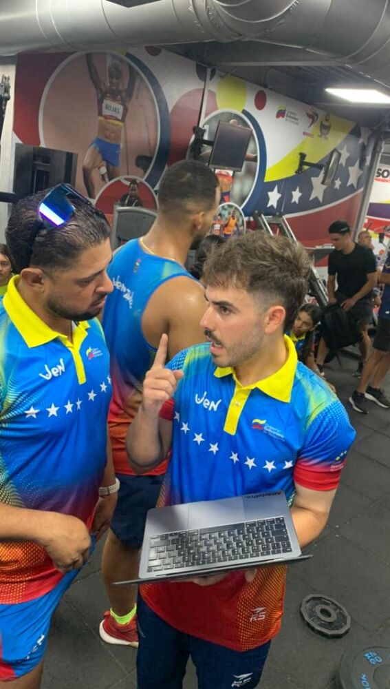 Alfaraz, con el ordenador en la mano izquierda