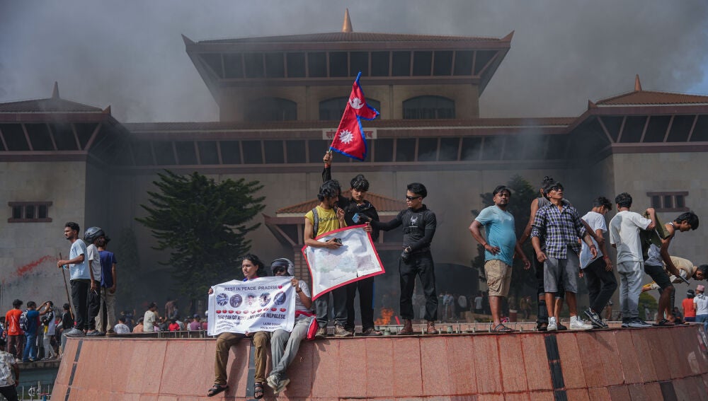 Katmandú, Bagmati, Nepal: En el segundo día de las protestas de la Generación Z contra la corrupción, los manifestantes prendieron fuego al edificio del Parlamento en Katmandú.