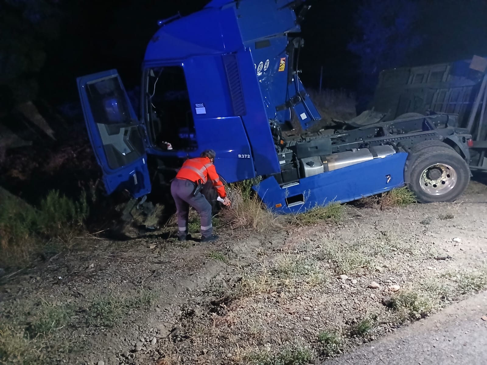 Un fallecido y un herido grave tras chocar un coche contra un camión accidentado en Olite Un fallecido y un herido grave tras chocar un coche contra un camión accidentado en Olite