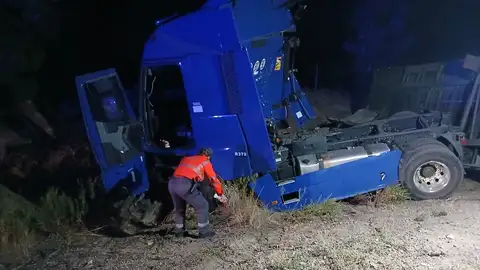 Un fallecido y un herido grave tras chocar un coche contra un camión accidentado en Olite Un fallecido y un herido grave tras chocar un coche contra un camión accidentado en Olite