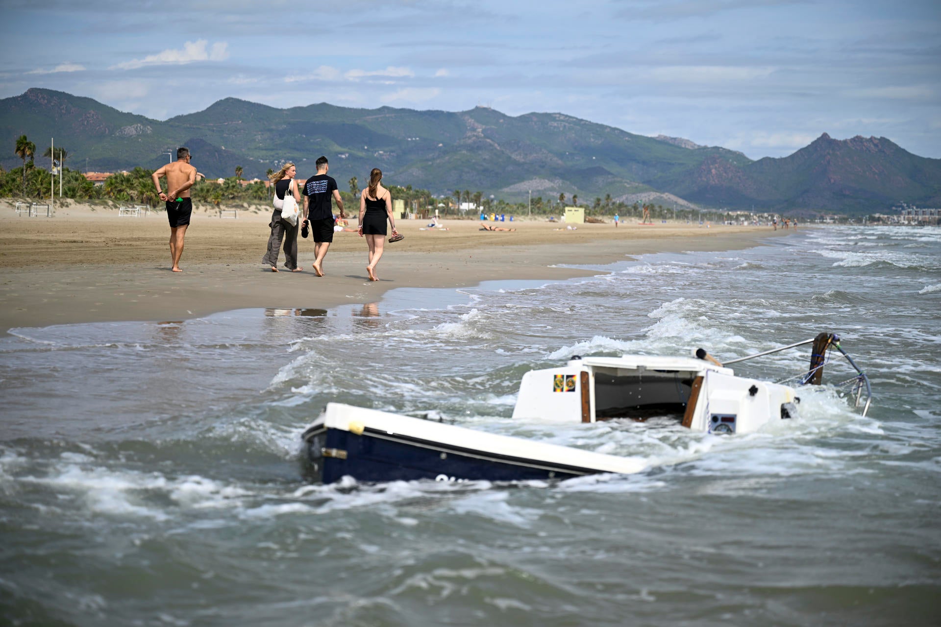 Un barco de recreo se encuentra varado frente a la playa del Pinar en Castellón Un barco de recreo se encuentra varado frente a la playa del Pinar en Castellón