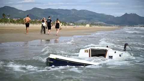Un barco de recreo se encuentra varado frente a la playa del Pinar en Castellón Un barco de recreo se encuentra varado frente a la playa del Pinar en Castellón