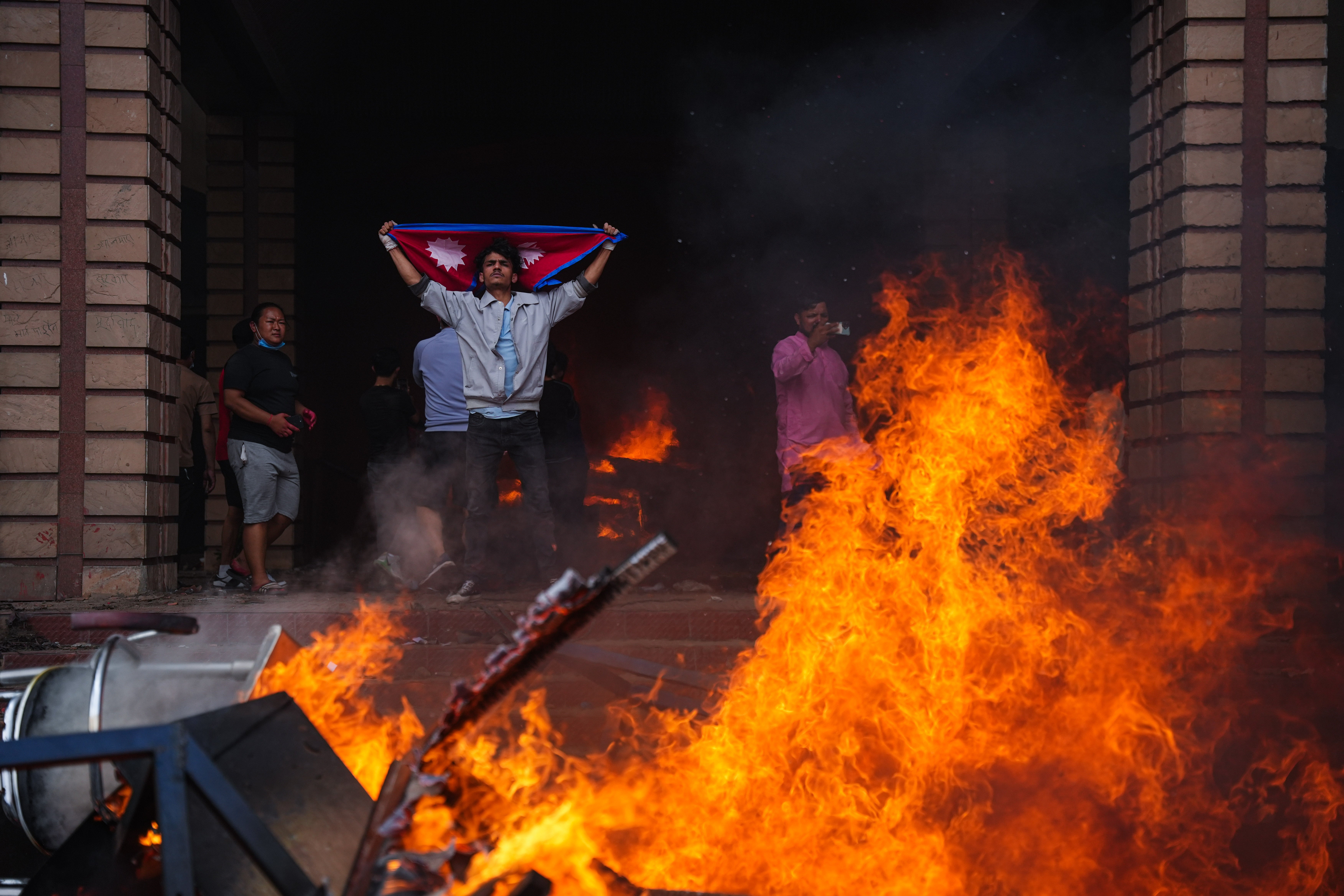Nepal en llamas: manifestantes incendian el Parlamento y atacan a la élite política Nepal en llamas: manifestantes incendian el Parlamento y atacan a la élite política