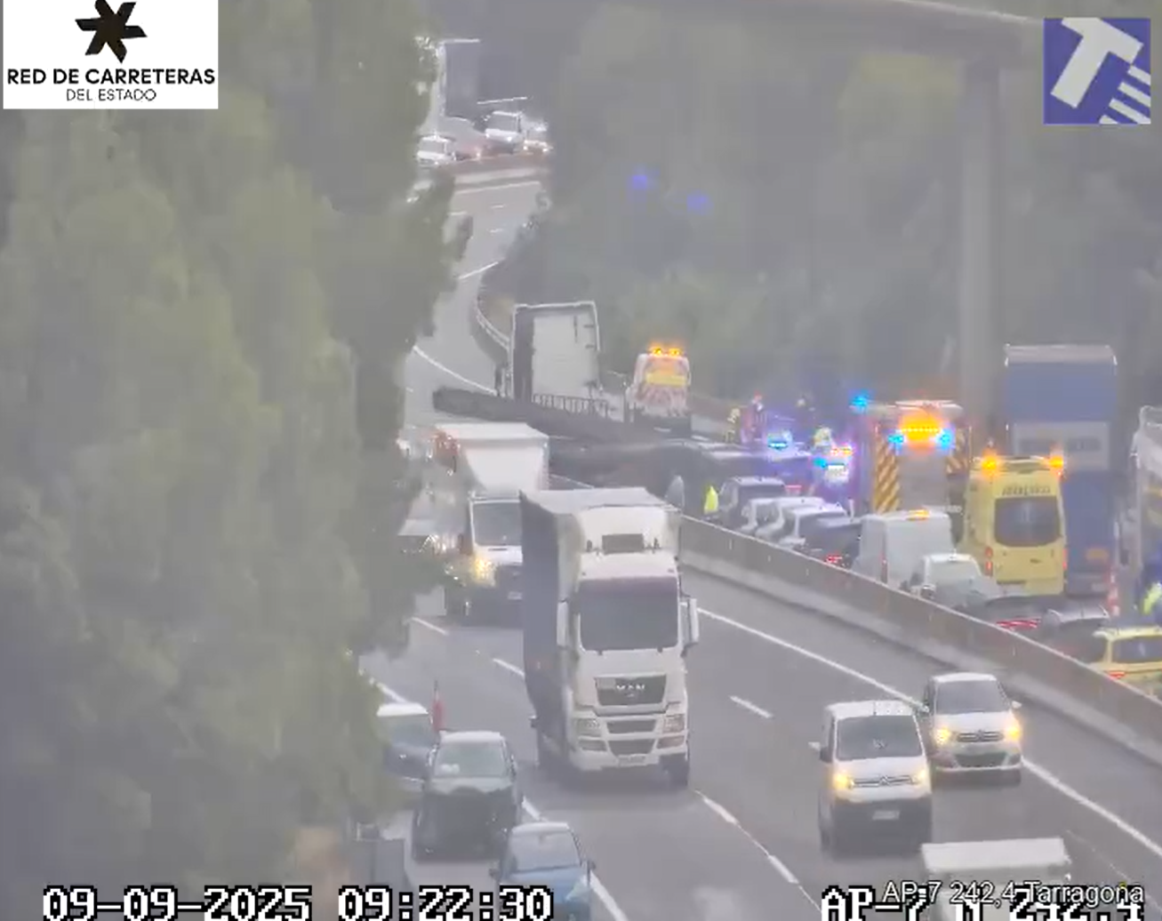 Un camión pierde las vigas de hierro que transportaba y provoca un accidente múltiple en la AP-7 Un camión pierde las vigas de hierro que transportaba y provoca un accidente múltiple en la AP-7