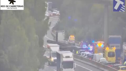 Un cami&oacute;n pierde las vigas de hierro que transportaba y provoca un accidente m&uacute;ltiple en la AP-7/ @transit