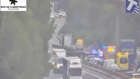 Un camión pierde las vigas de hierro que transportaba y provoca un accidente múltiple en la AP-7 Un camión pierde las vigas de hierro que transportaba y provoca un accidente múltiple en la AP-7/ @transit