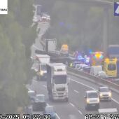 Un camión pierde las vigas de hierro que transportaba y provoca un accidente múltiple en la AP-7/ @transit