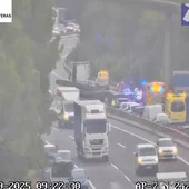 Un camión pierde las vigas de hierro que transportaba y provoca un accidente múltiple en la AP-7/ @transit Un camión pierde las vigas de hierro que transportaba y provoca un accidente múltiple en la AP-7/ @transit