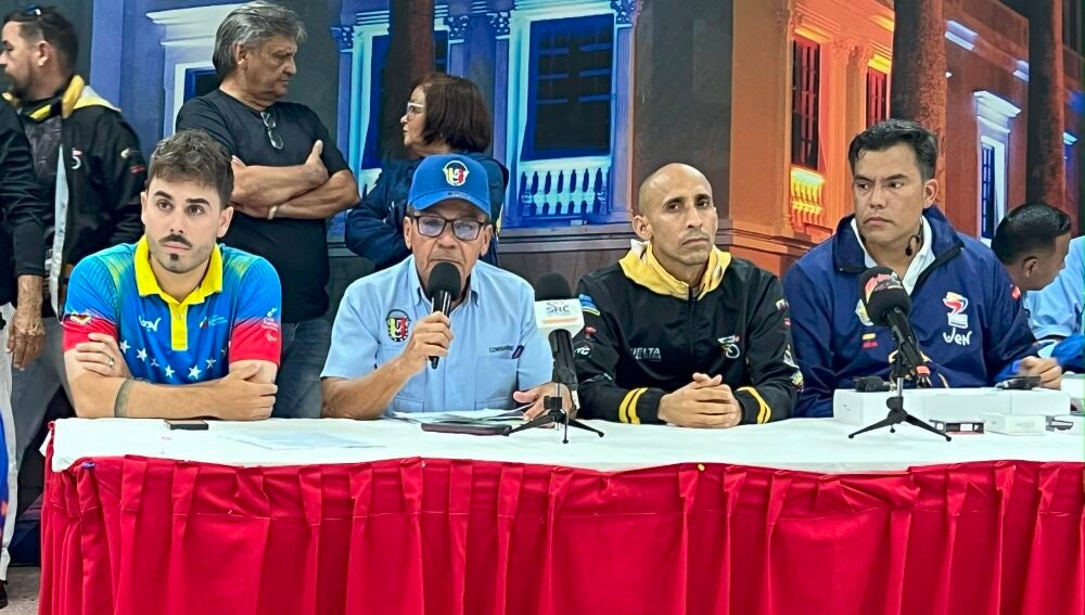 El técnico salmantino porta la camiseta de la nación venezolana