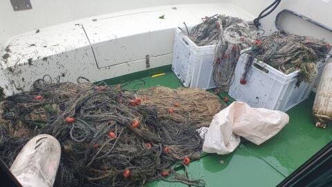 Cantabria incauta 400 metros de redes ilegales en el Parque Natural de las Marismas de Santo&ntilde;a