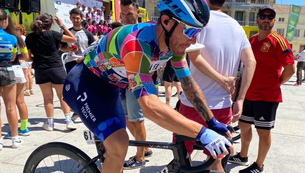 Giacomo Nizzolo, primer líder de la Vuelta a Castilla y León de 2022, en la Plaza Mayor de Guijuelo