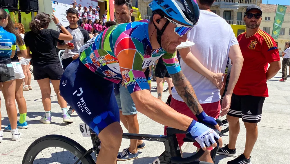Giacomo Nizzolo, primer líder de la Vuelta a Castilla y León de 2022, en la Plaza Mayor de Guijuelo Giacomo Nizzolo, primer líder de la Vuelta a Castilla y León de 2022, en la Plaza Mayor de Guijuelo