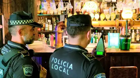 Agentes de la policía revisando el ruido Agentes de la policía revisando el ruido