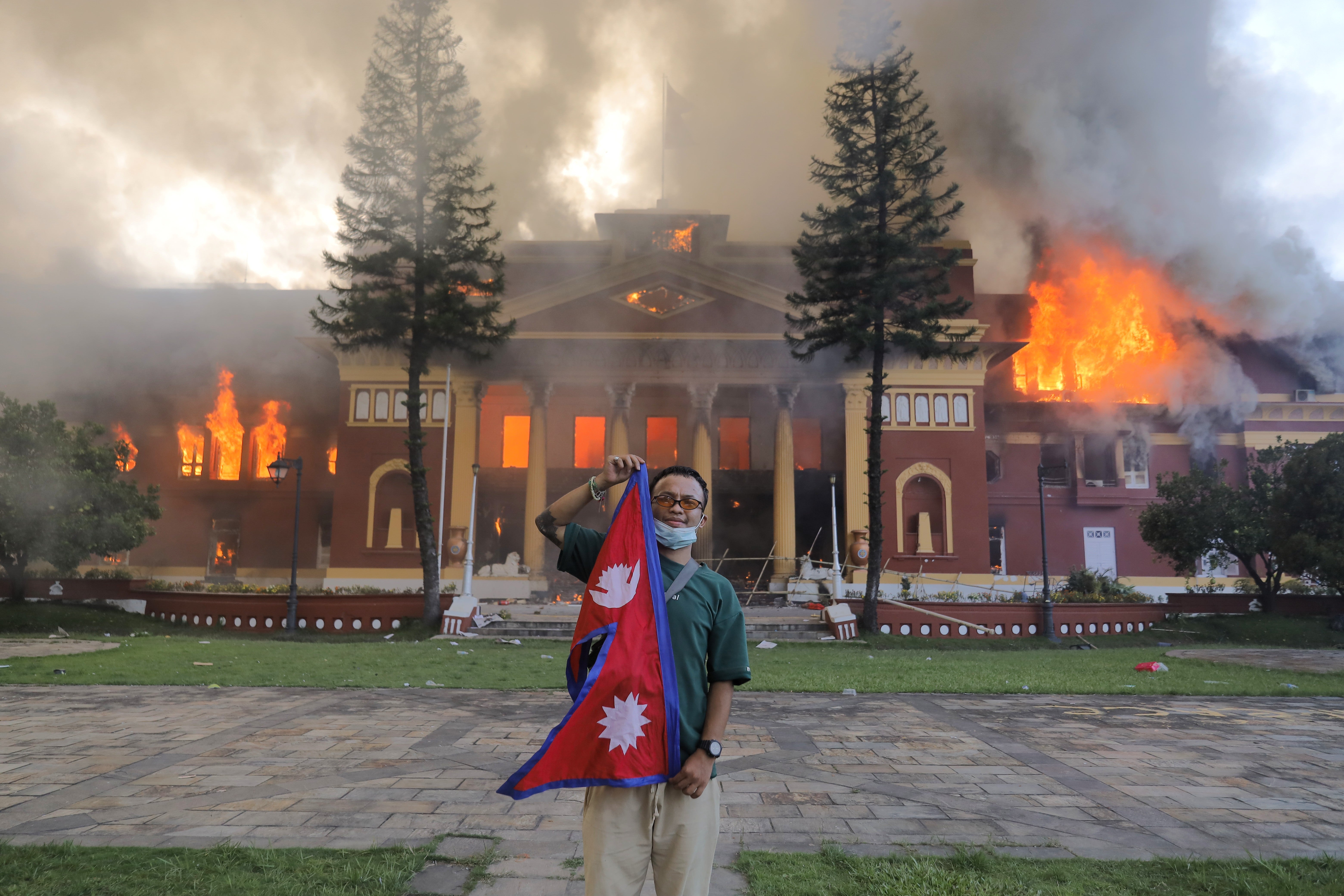 Qué está pasando en Nepal: las imágenes del Parlamento ardiendo Qué está pasando en Nepal: las imágenes del Parlamento ardiendo