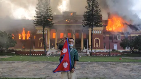 Qué está pasando en Nepal: las imágenes del Parlamento ardiendo