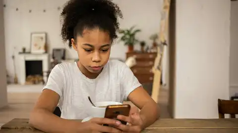 Así le afecta a tu hijo que use el teléfono móvil en la mesa mientras come