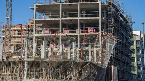 Un edificio en construcci&oacute;n.