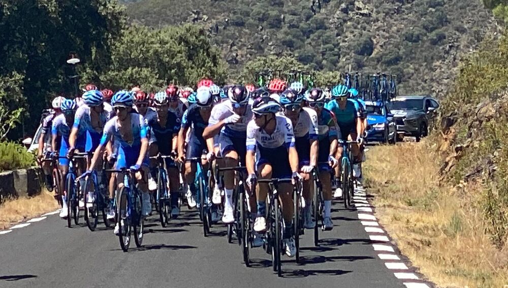 Ciclistas del cuadro de israel encabezan el pelotón en el Alto de Valero dentro de la segunda jornada de la prueba autonómica de 2022